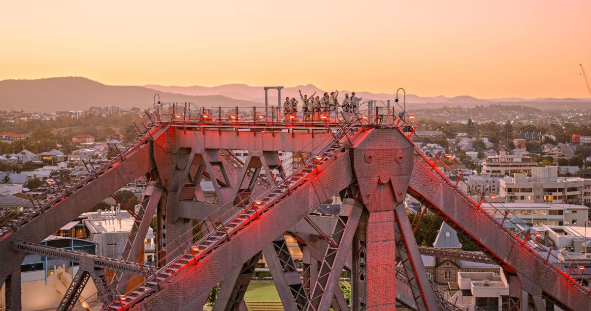 Un puente rojo con gente parada encima.