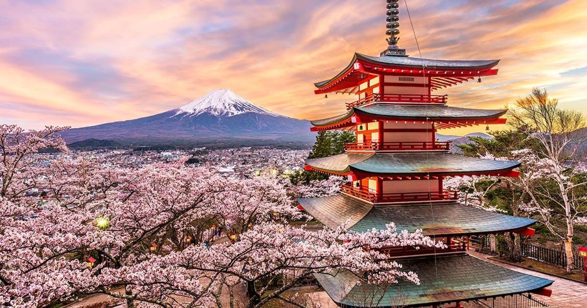 배경에 산이 있는 탑