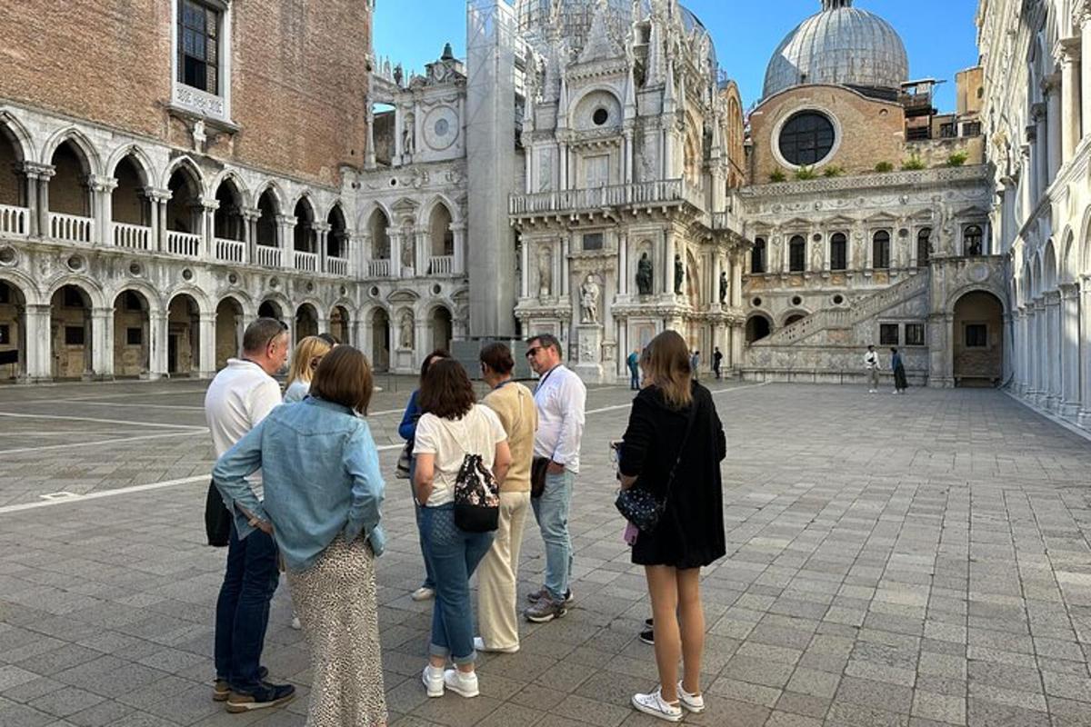 un gruppo di persone in piedi davanti a un edificio