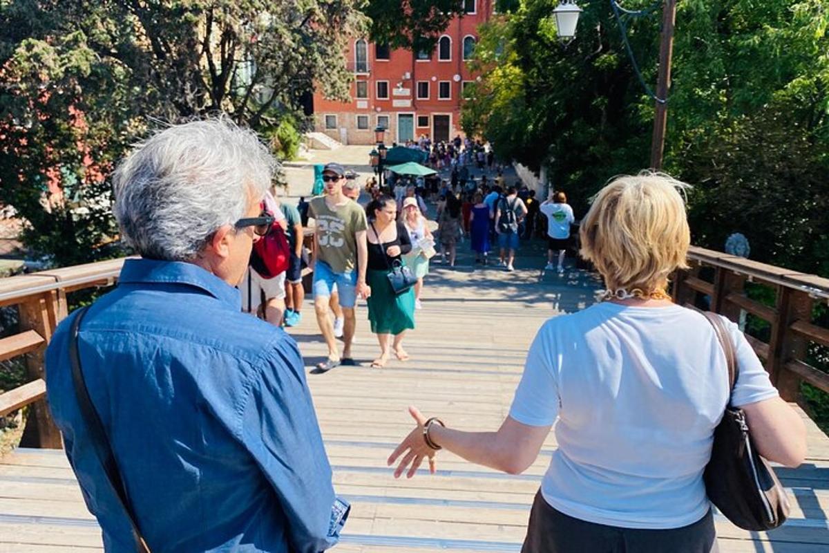 starší muž a žena jdoucí po promenádě
