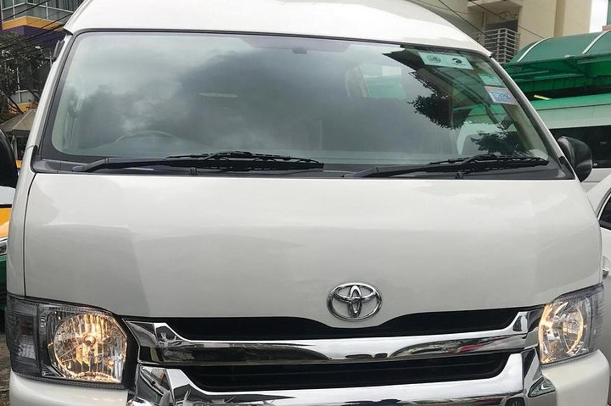 una furgoneta blanca està aparcada en un garatge
