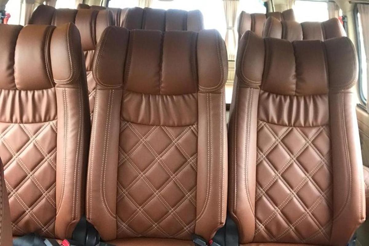 due file di sedili in pelle marrone su un autobus