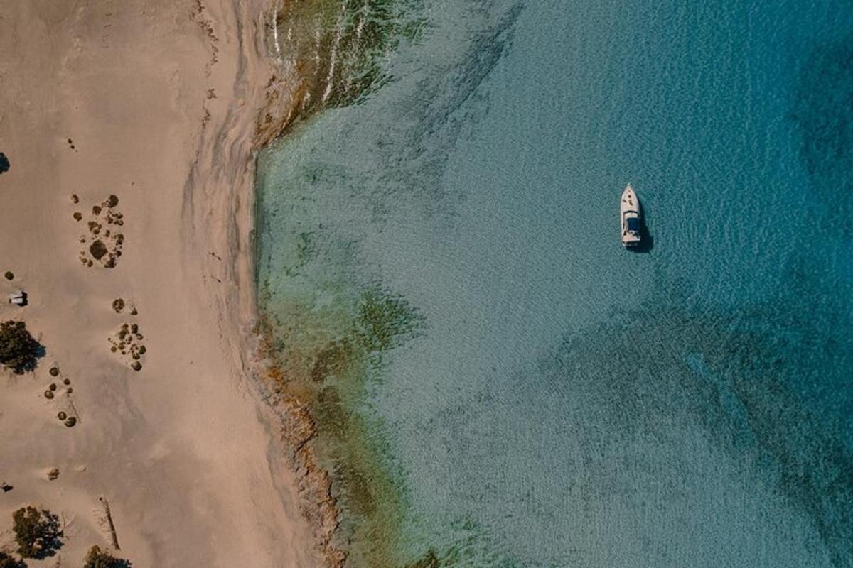вид сверху на лодку в воде на пляже