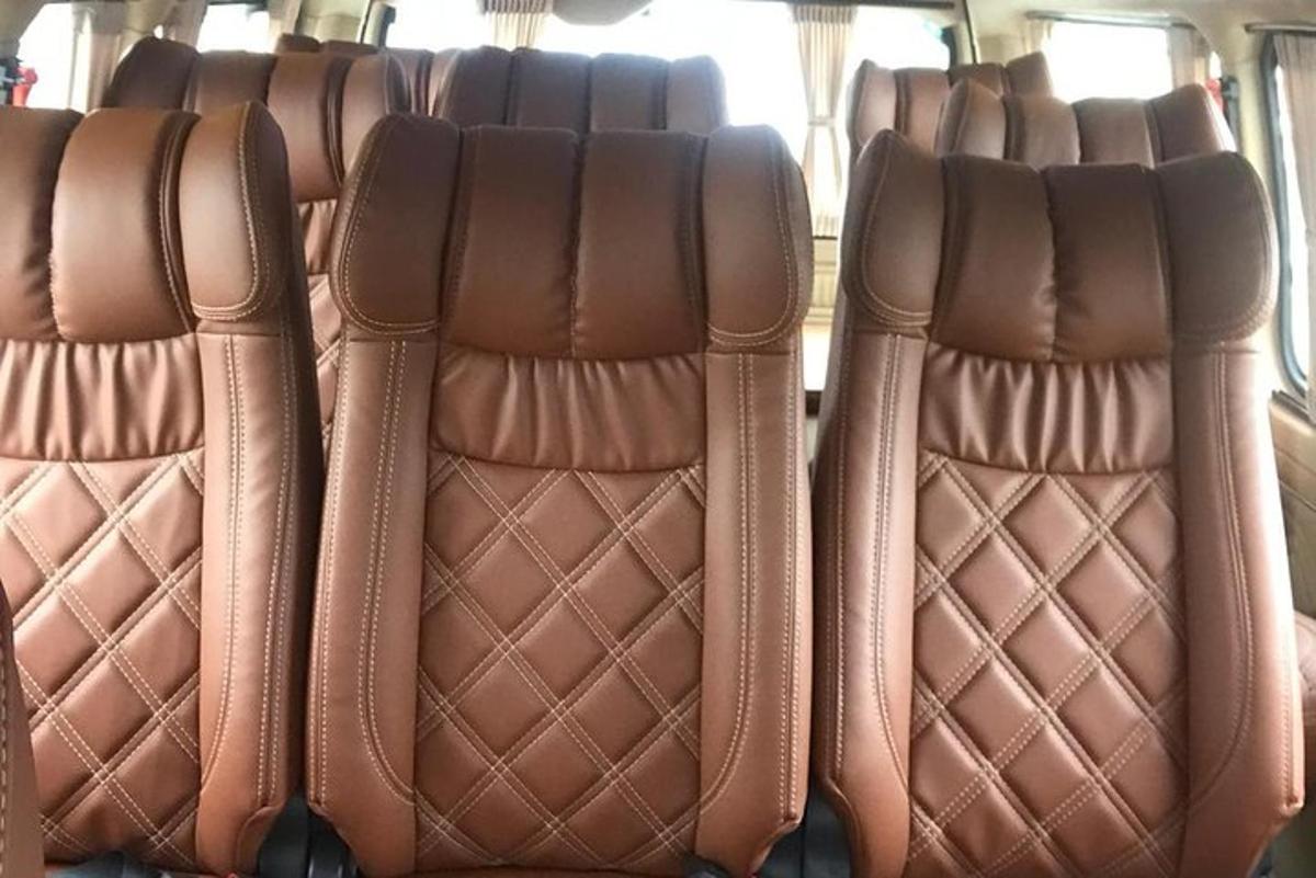 ряд коричневих шкіряних сидінь в автобусі
