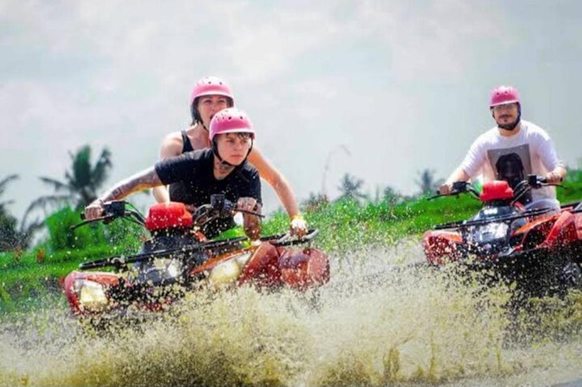 một nhóm người đang đi xe địa hình trên mặt nước