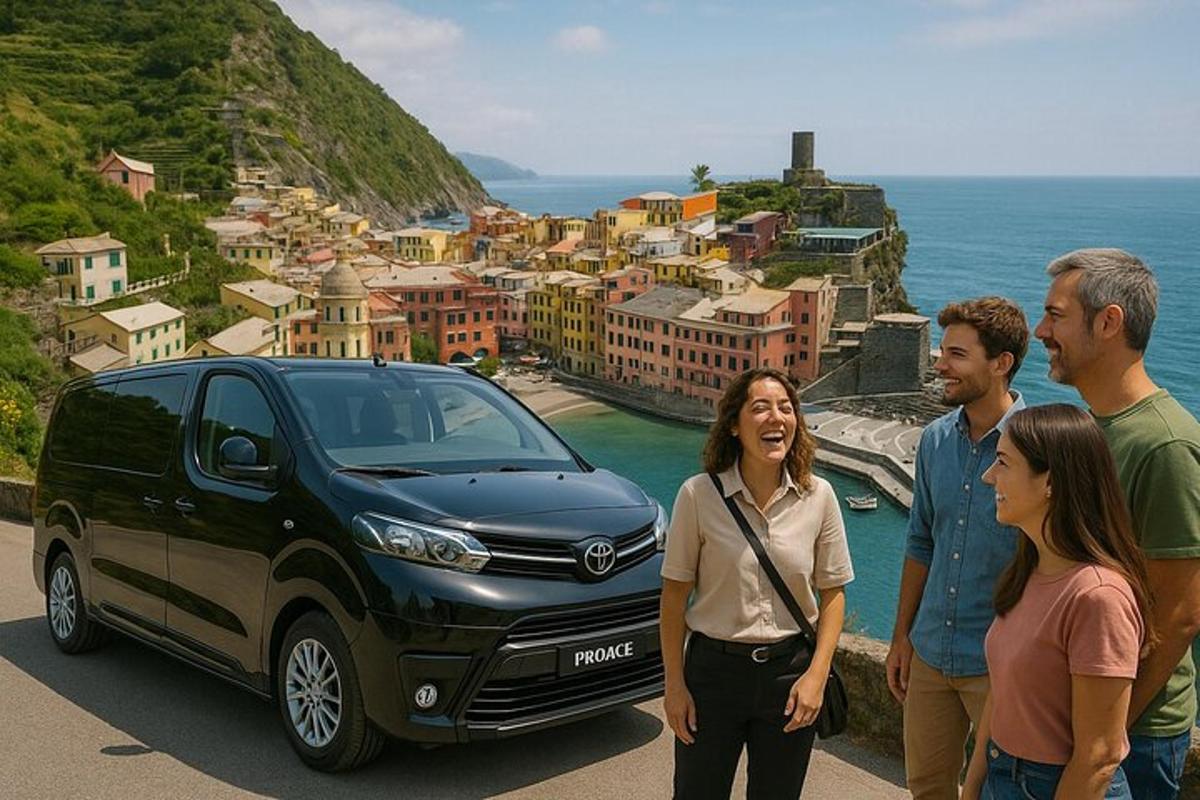 un grupo de personas de pie delante de un coche