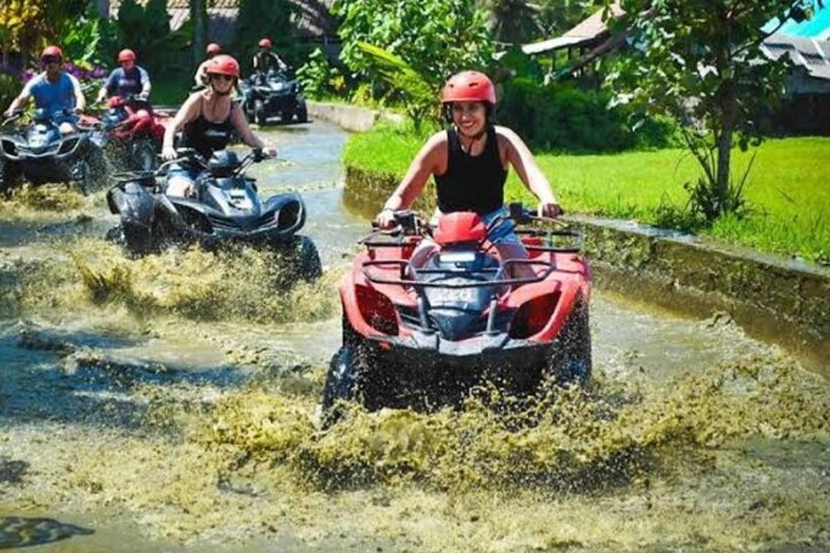 un gruppo di persone che guidano quad attraverso una descrizione allagata