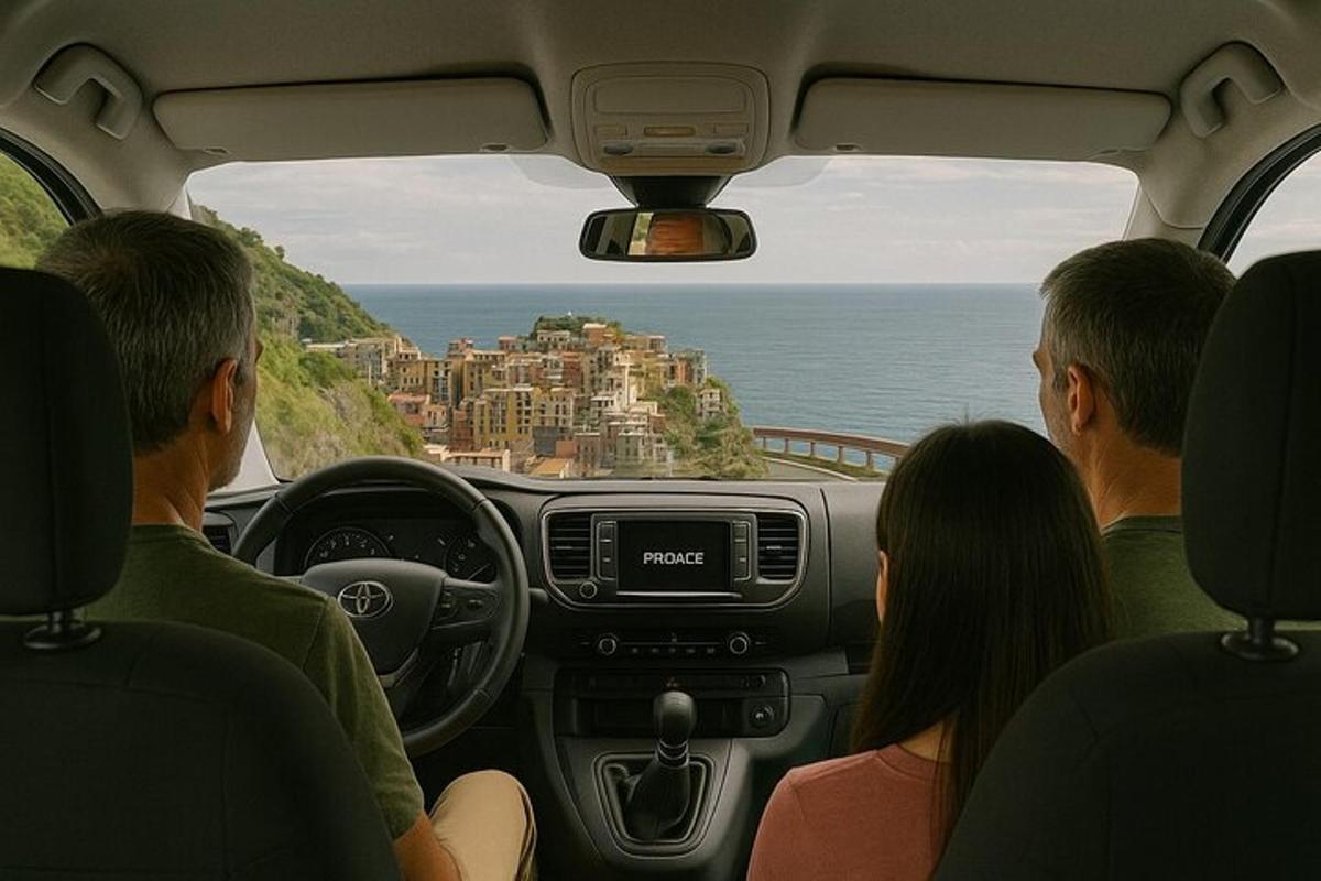 Un grupo de personas en un coche mirando el océano.