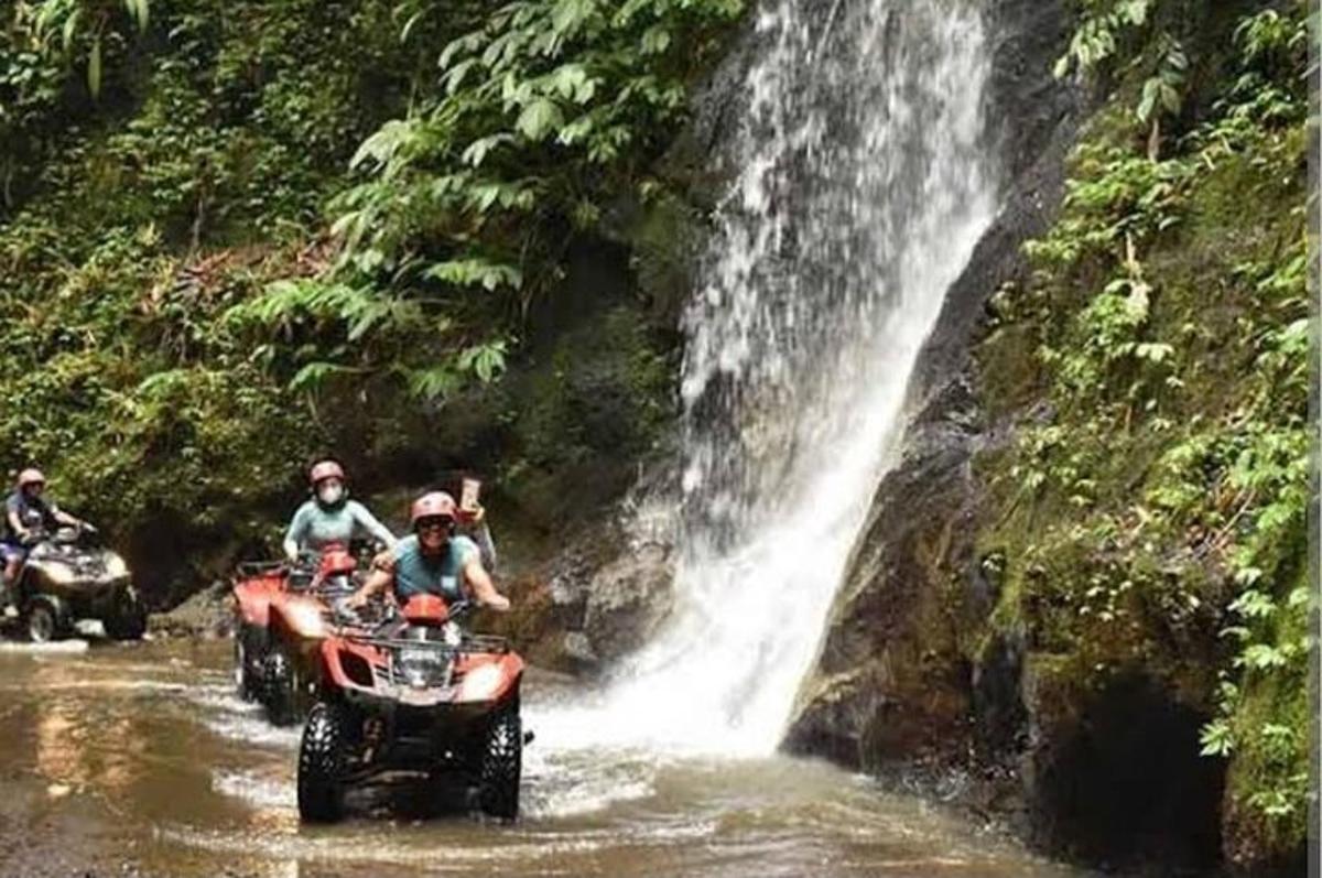 şelaleden atv ile geçen bir grup insan
