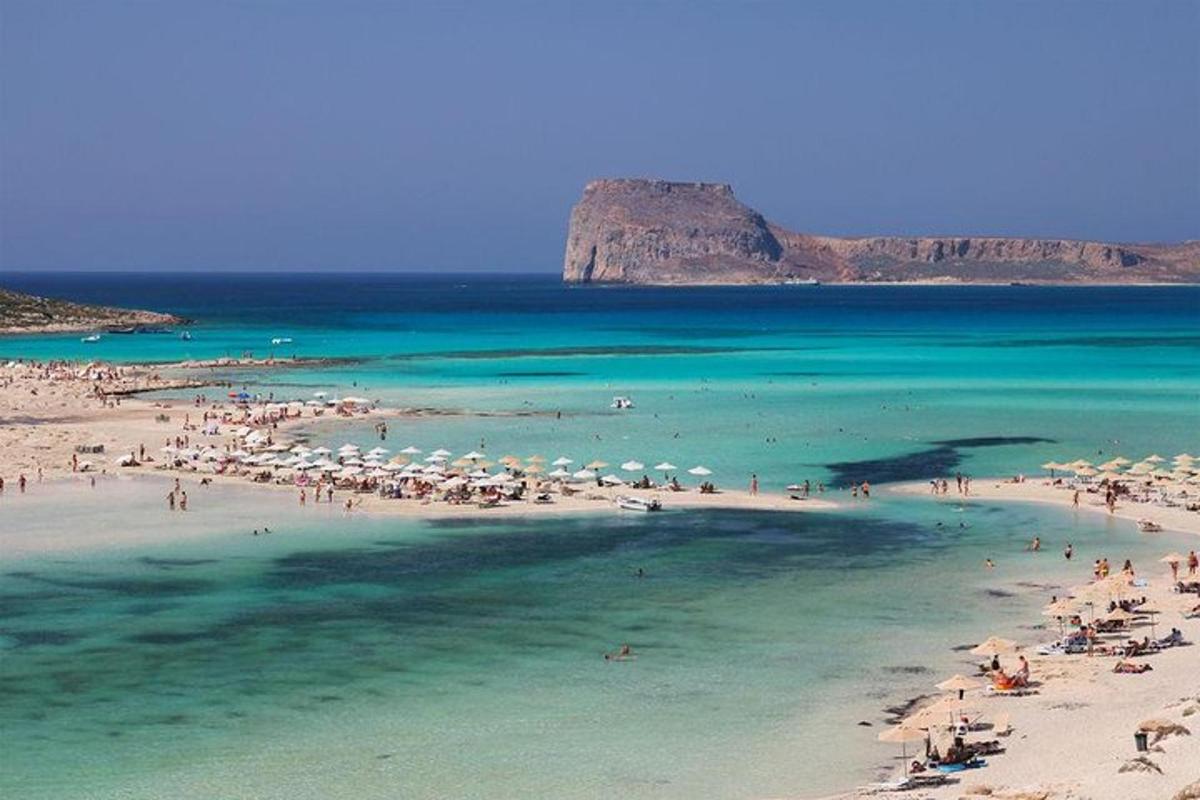 una spiaggia con molta gente in acqua