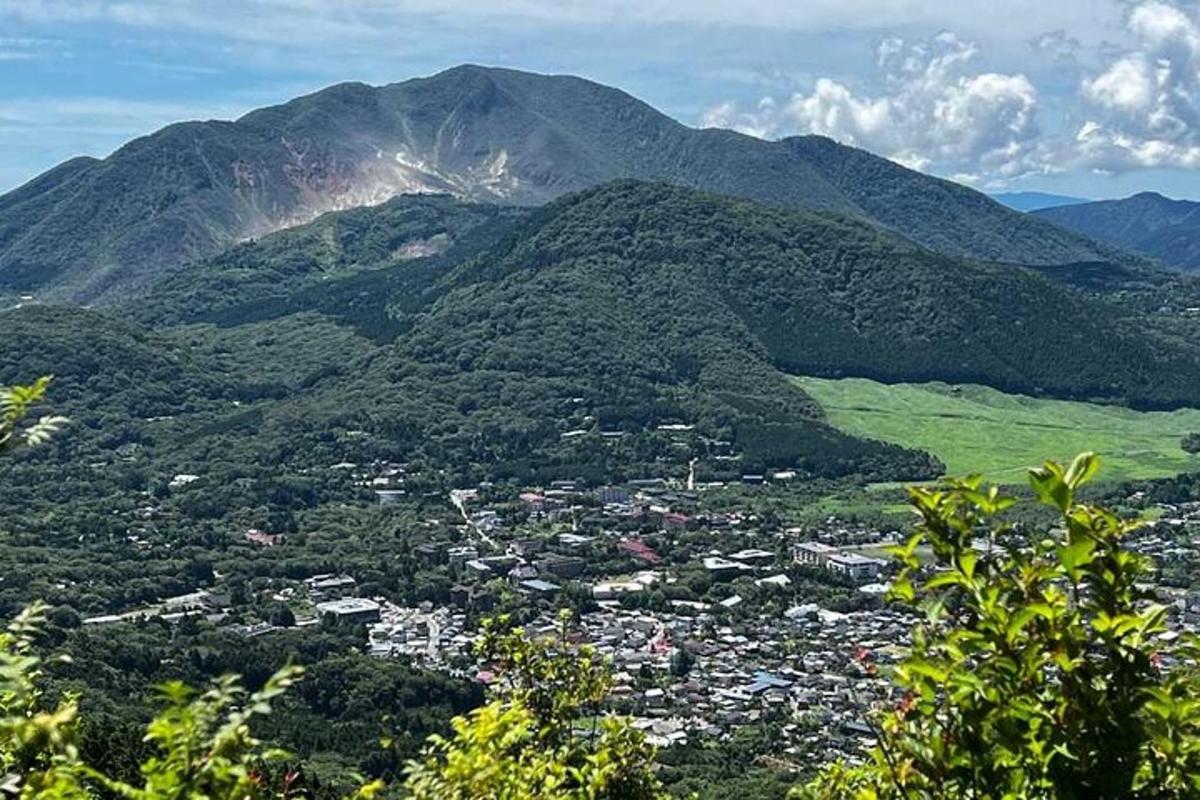 pemandangan bandar di hadapan gunung