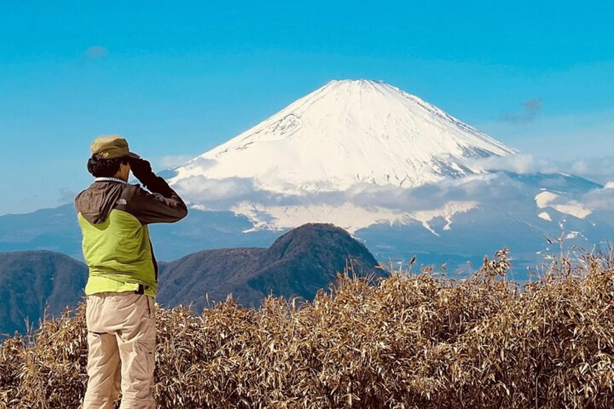 seorang lelaki mengambil gambar gunung