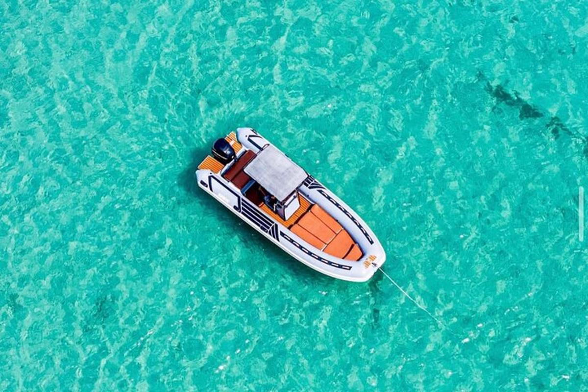 ein kleines Boot mitten im Wasser
