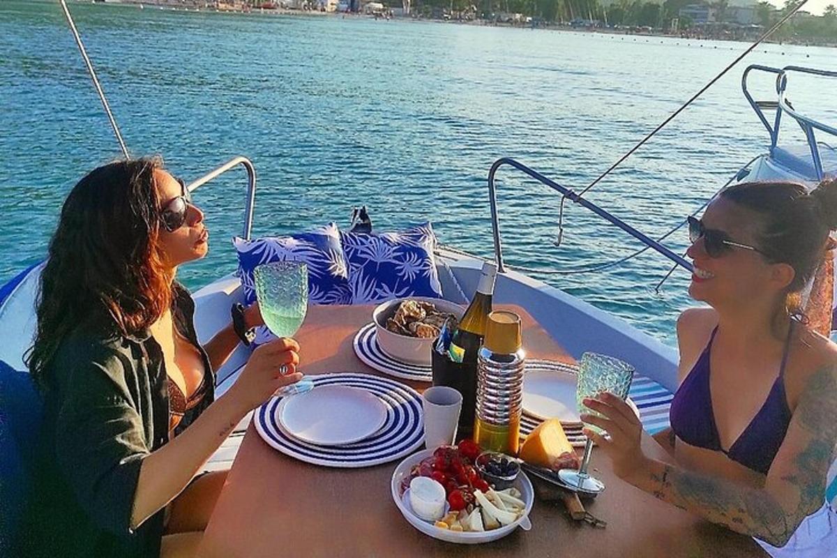 zwei Frauen sitzen an einem Tisch auf einem Boot