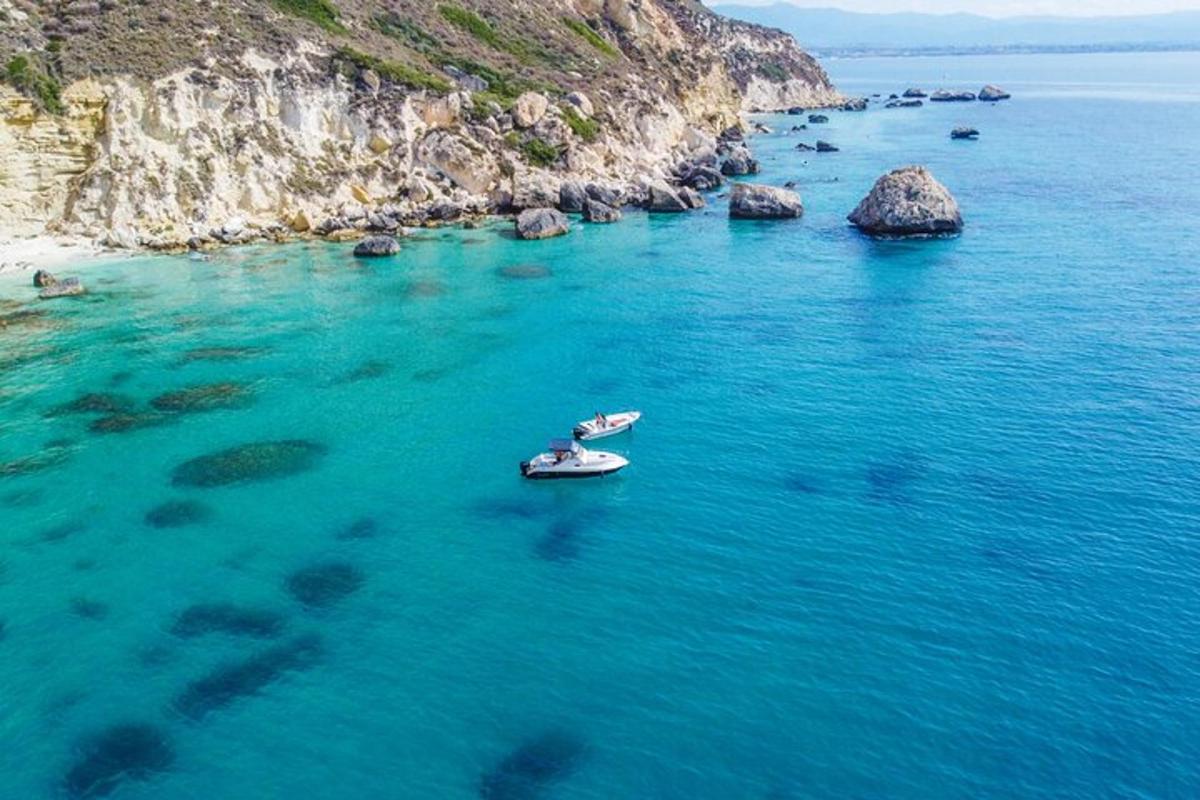 eine Luftaufnahme von zwei Booten im Meer