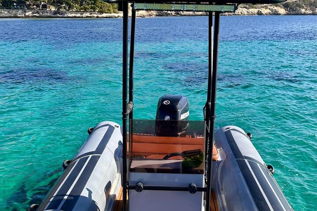 ein Boot im Wasser mit einer Person vorne