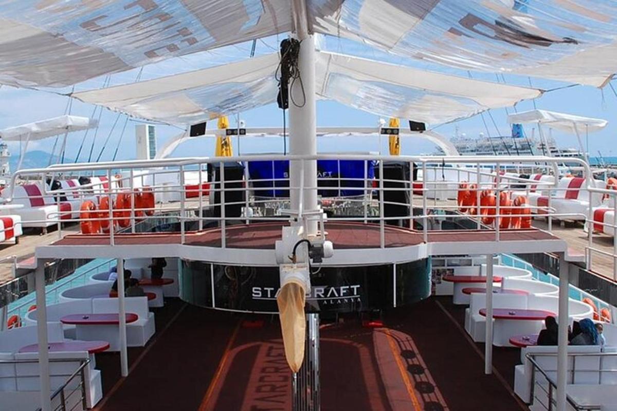 um barco com mesas e cadeiras em um navio de cruzeiro
