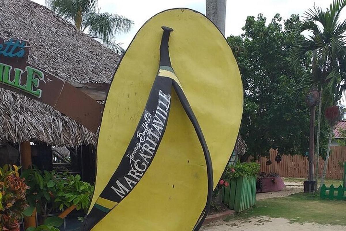 una taula de surf groga exposada davant d'una botiga