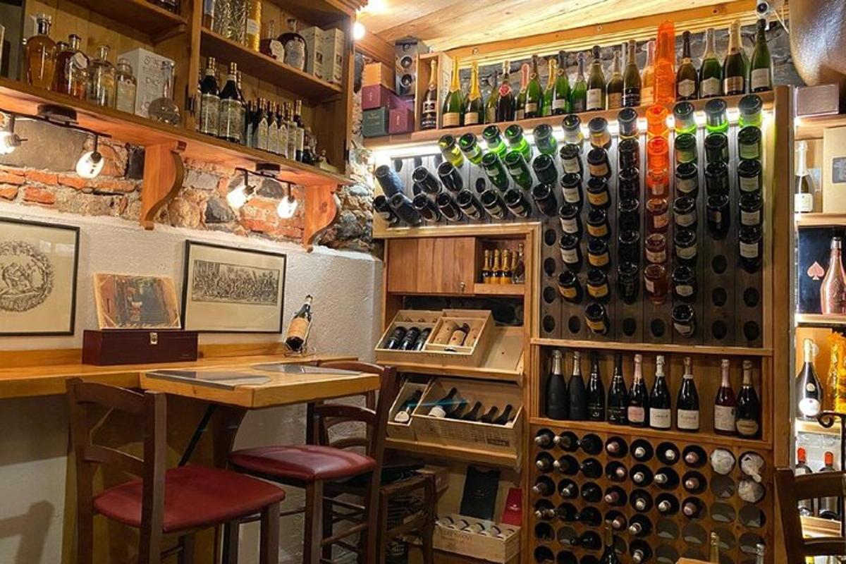 bar með fullt af vínflöskum