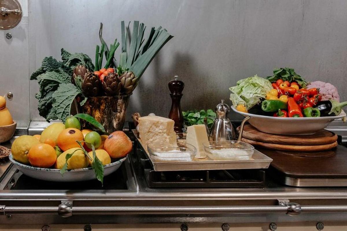 laual puu- ja köögiviljakaussidega buffet