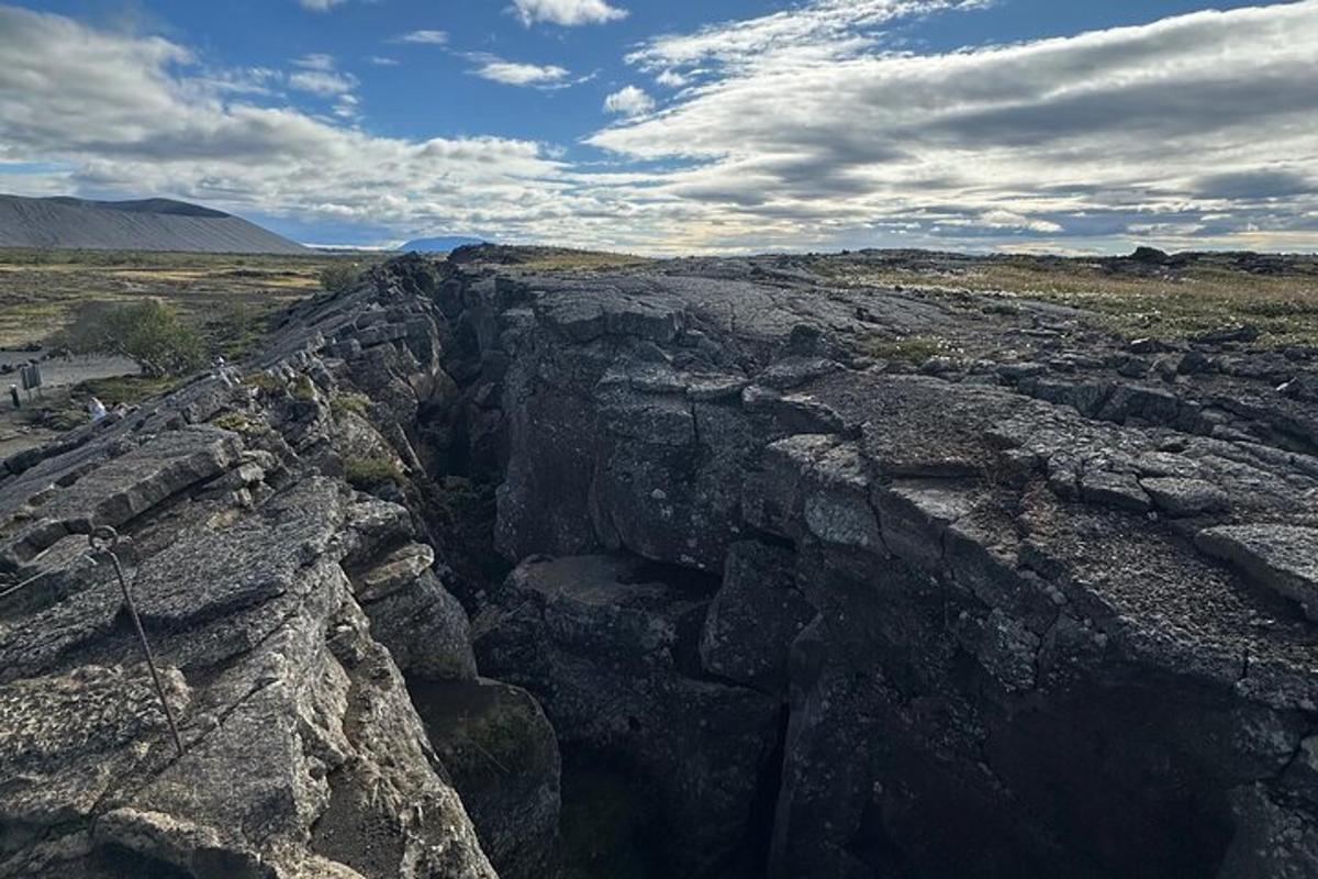 Un viejo muro de piedra en medio de un campo