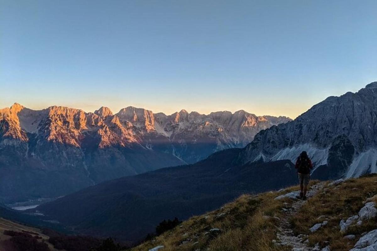 oseba, ki stoji na pobočju gore