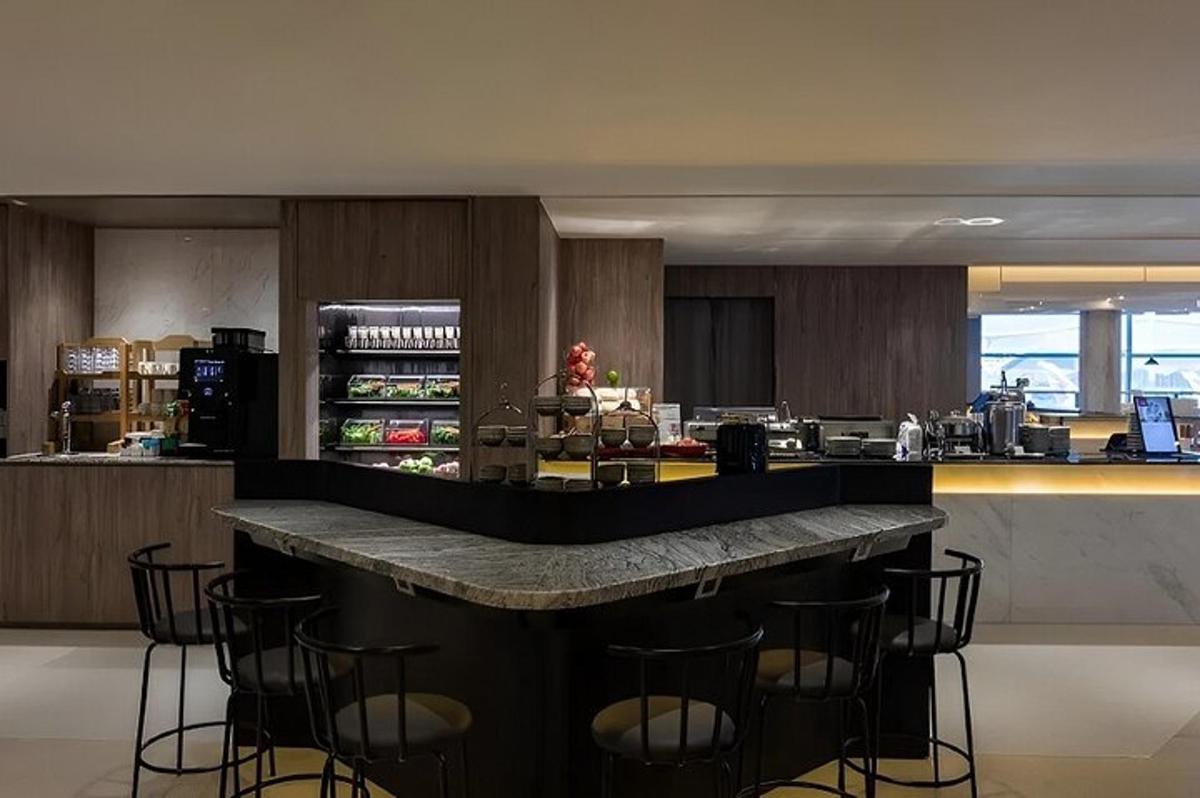stórt eldhús með bar og stólum