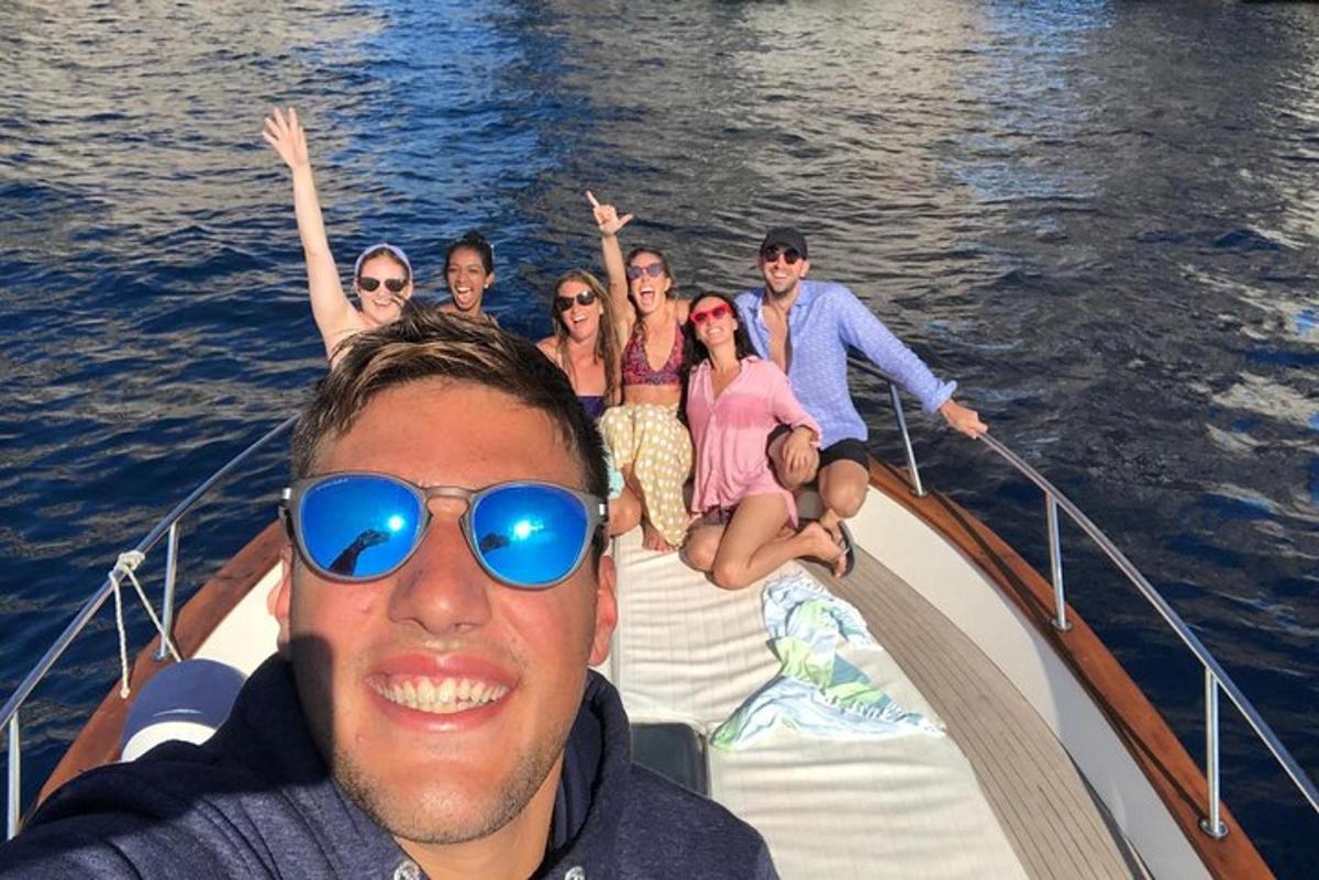 un grupo de personas en un barco en el agua