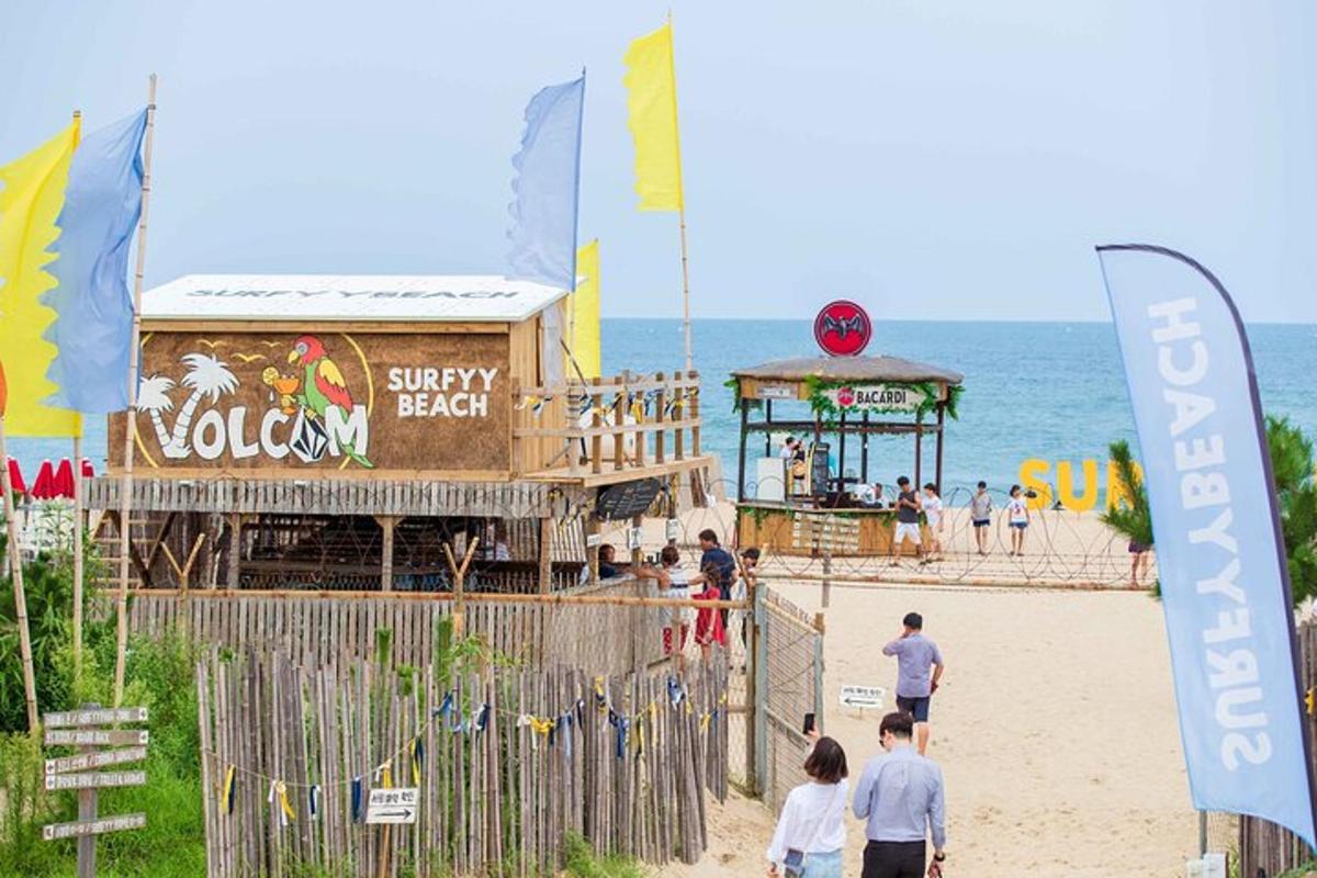 fólk stendur á ströndinni nálægt strandbar