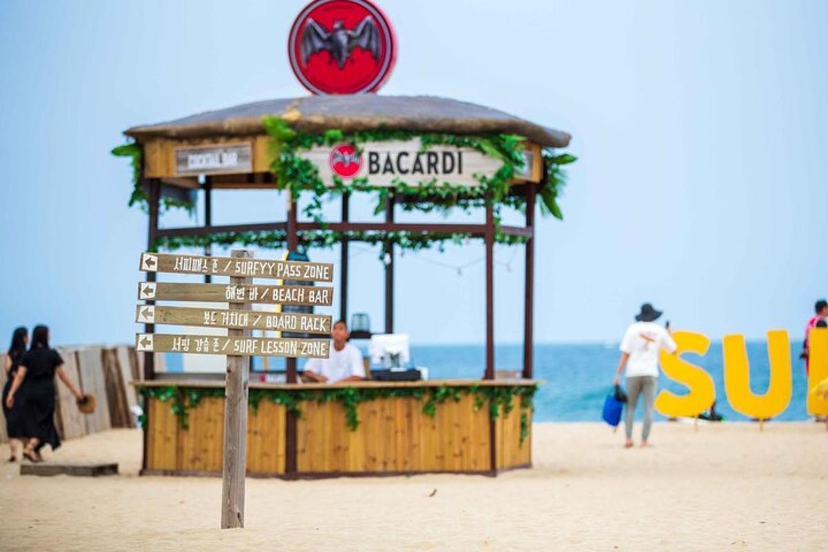een strandwachtpost op het strand met een bord