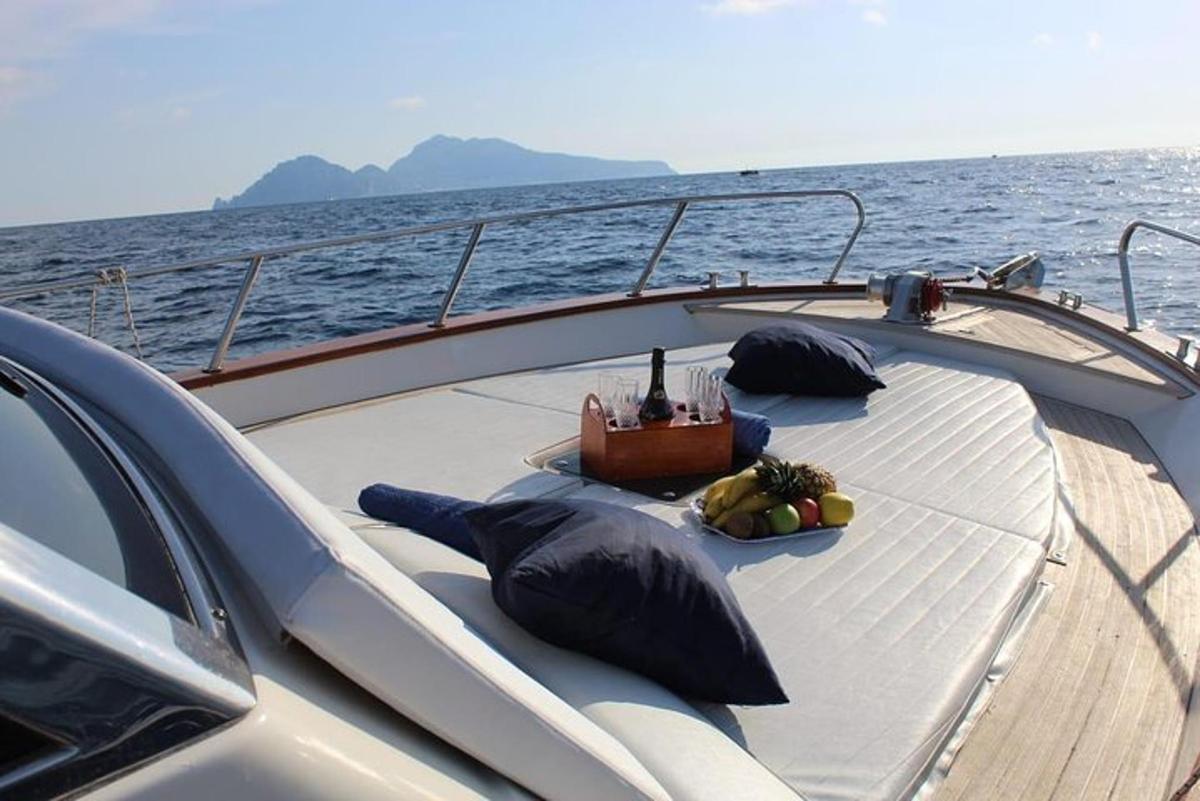 Un barco con una cama en la cubierta del océano.
