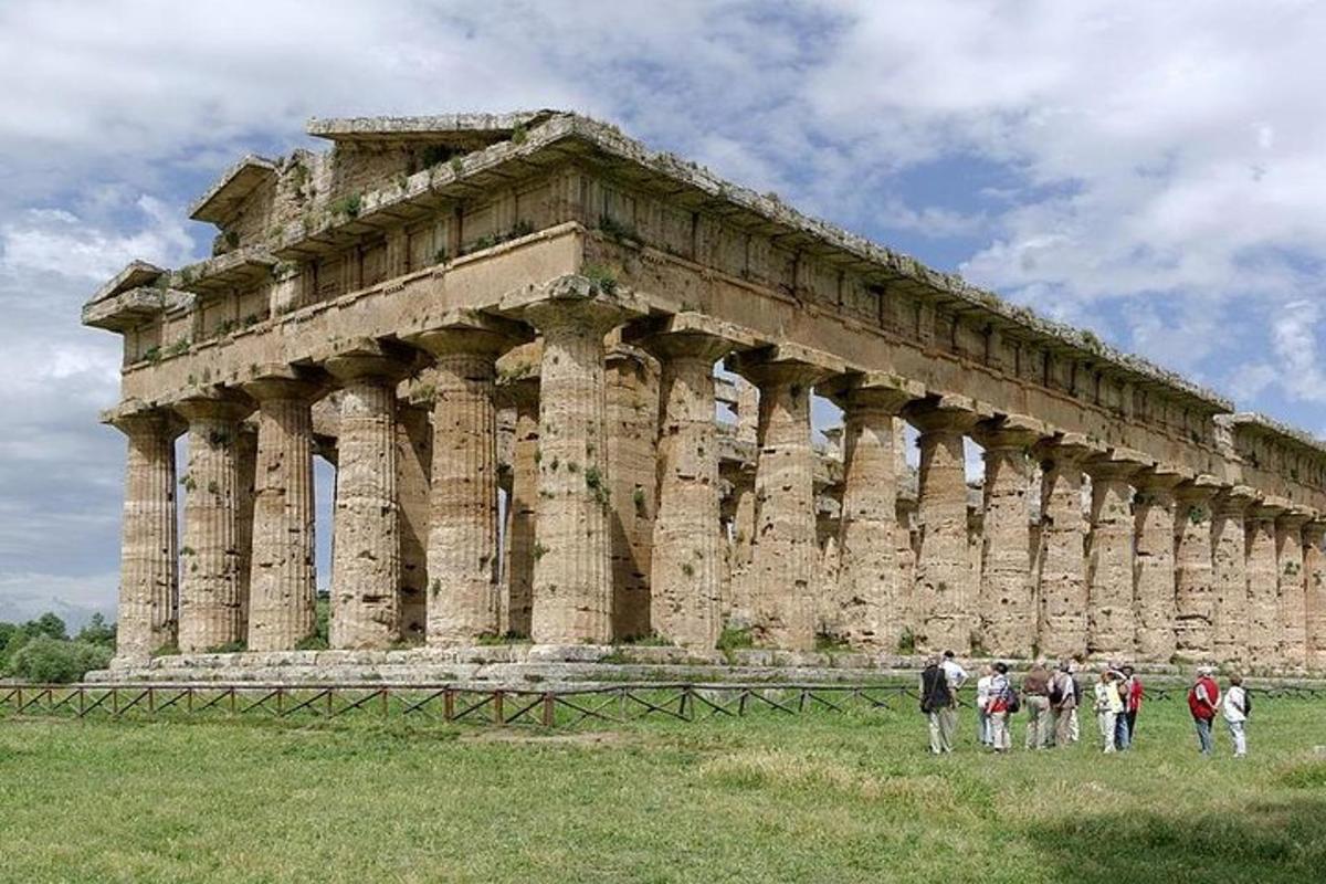 μια ομάδα ανθρώπων που στέκονται μπροστά σε ένα κτίριο