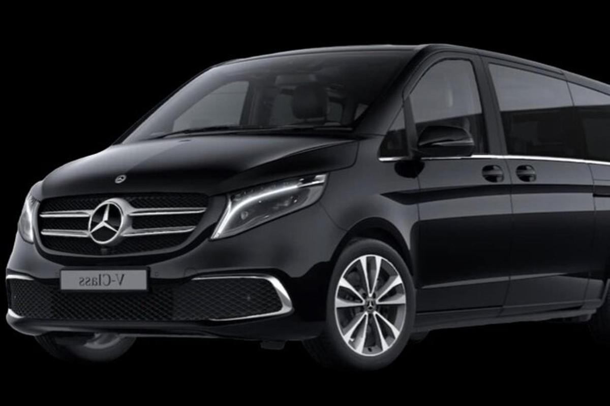 Una minivan Mercedes Benz gris sobre un fondo negro