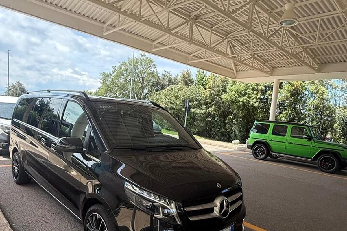 Una camioneta negra está estacionada en una gasolinera