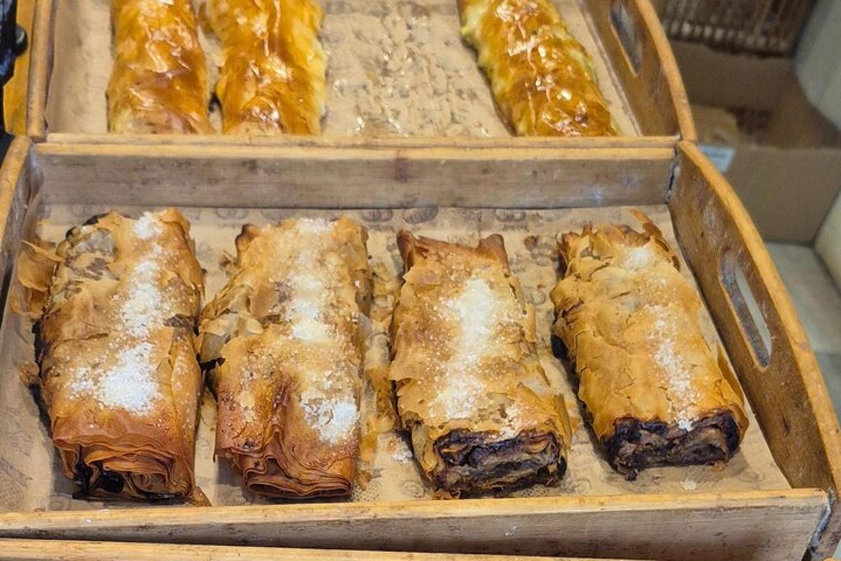 un recipient de plàstic ple de pastissos i altres aliments