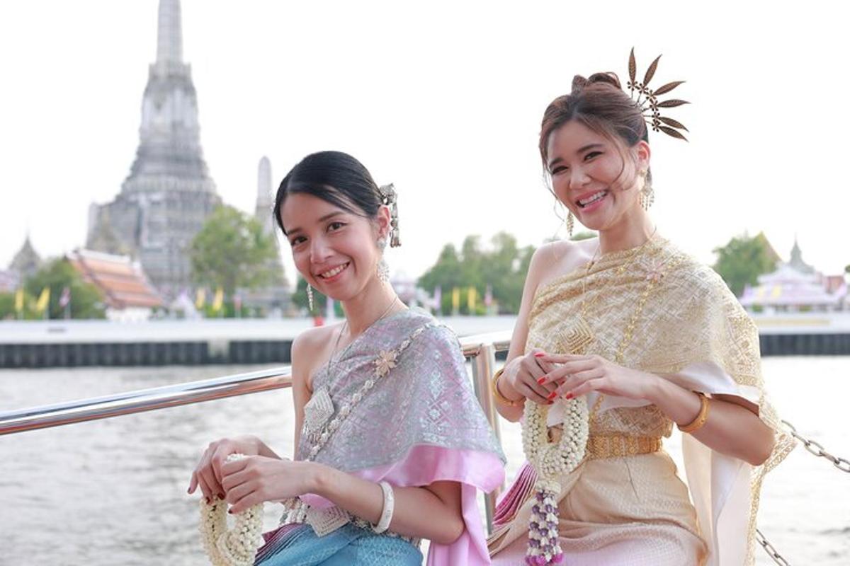 dos mujeres sentadas en un bote en el río