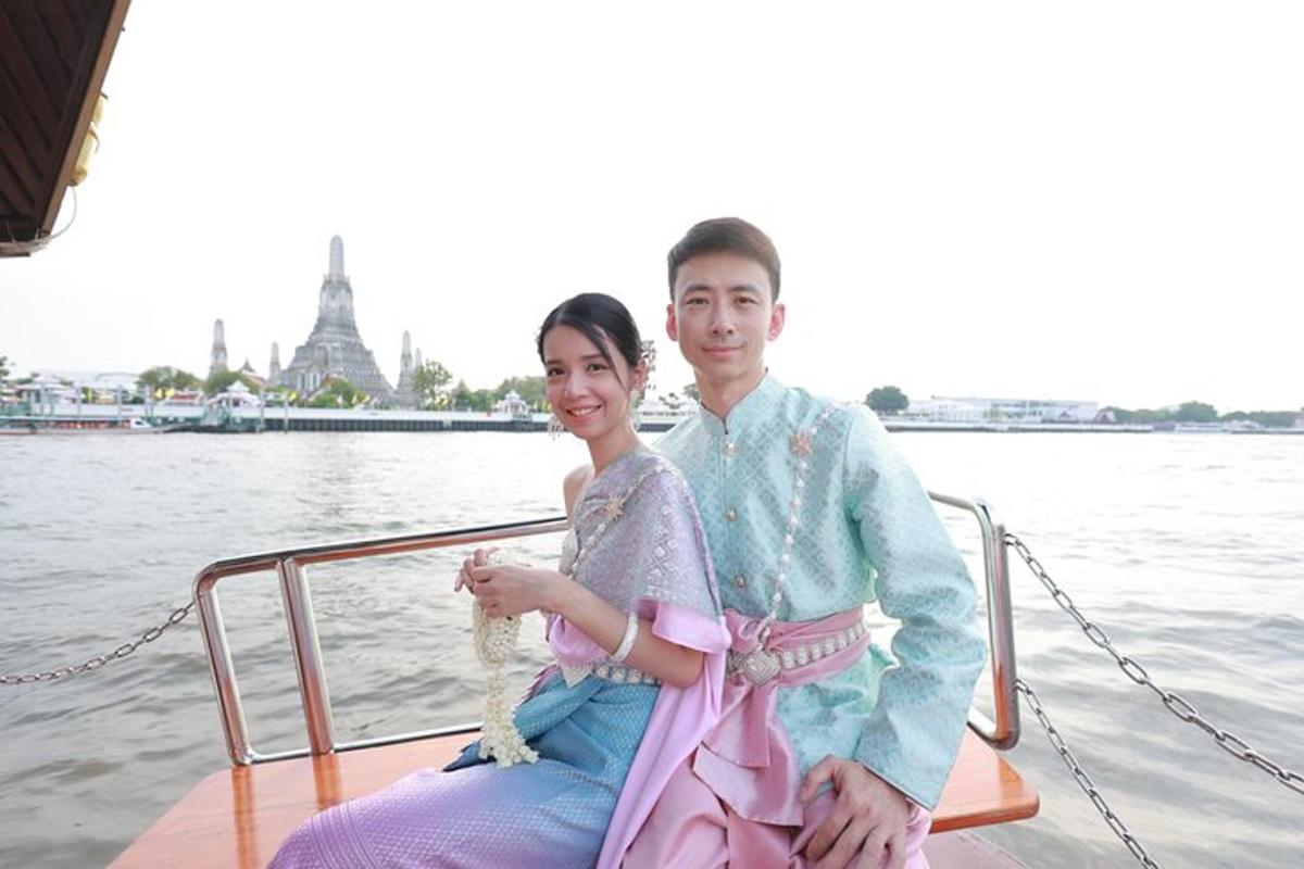 一男一女坐在船上