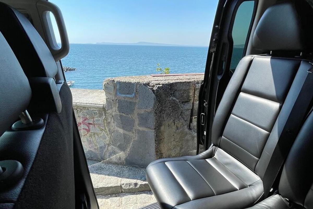 un sedile posteriore di un'auto che guarda l'oceano