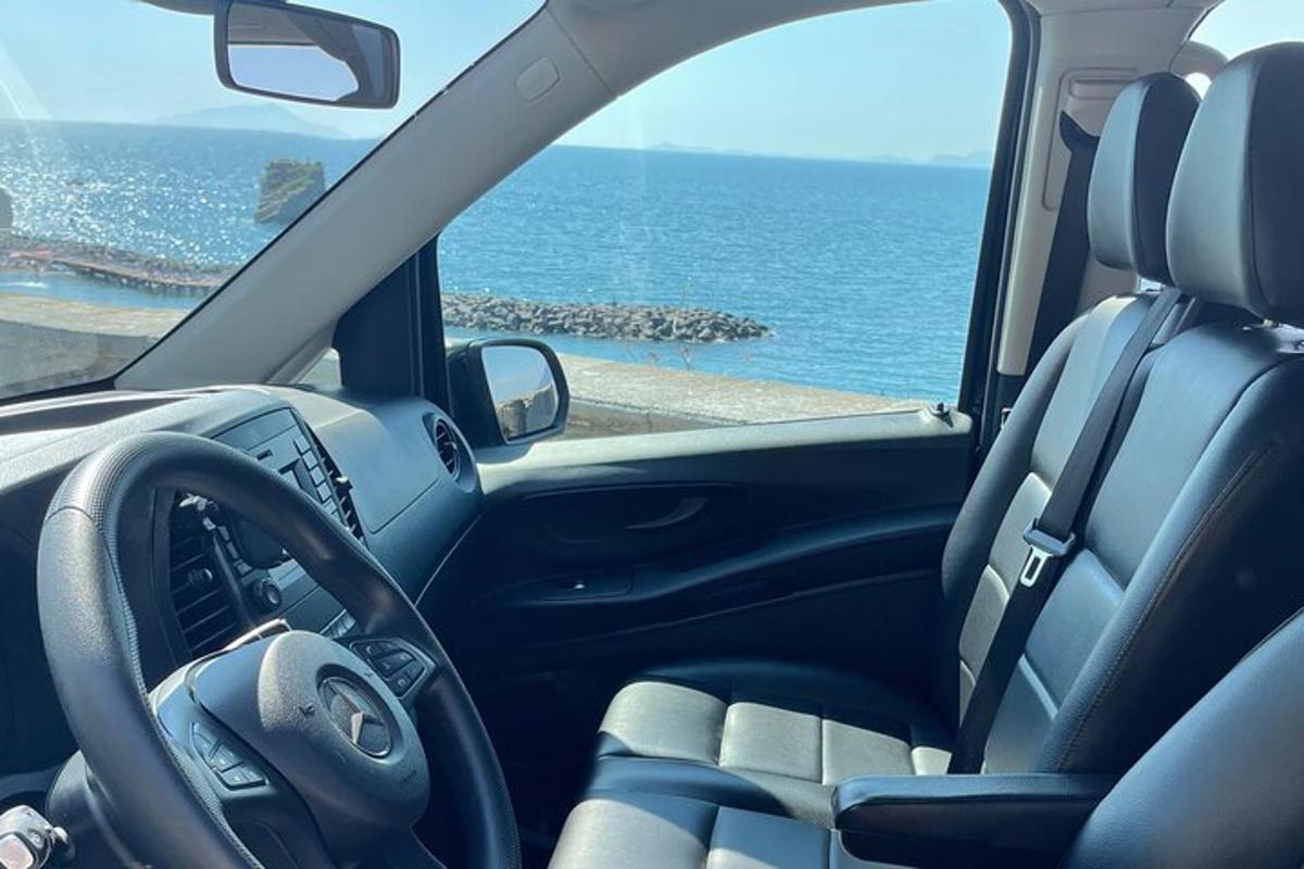 una vista dell'interno di un'auto con l'oceano