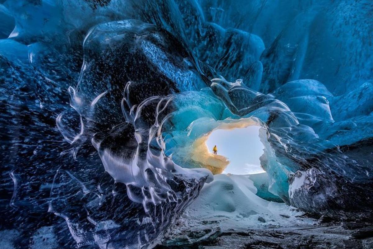 una grotta di ghiaccio con una luce al suo interno