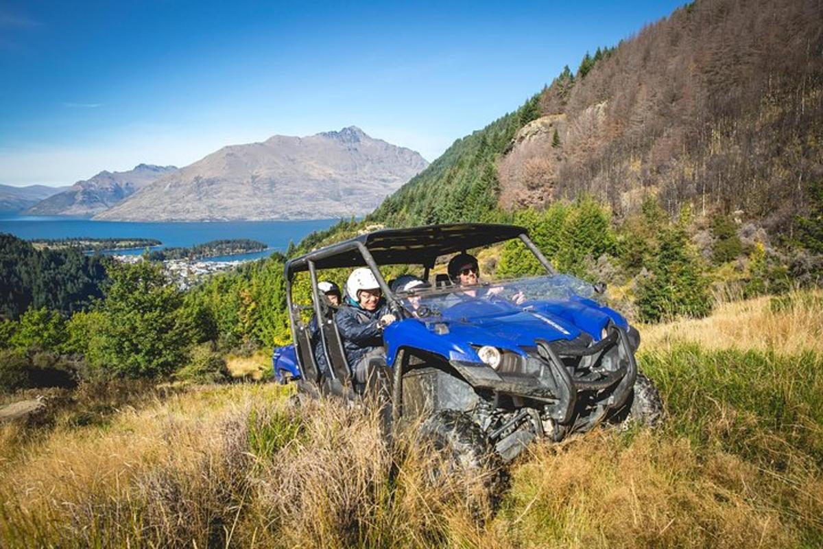 sekelompok orang di dalam ATV di atas bukit