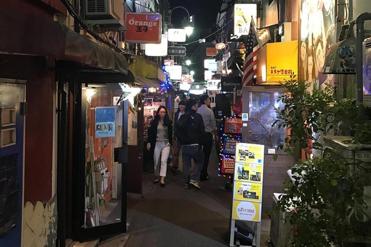 un grup de persones caminant per un carrer a la nit