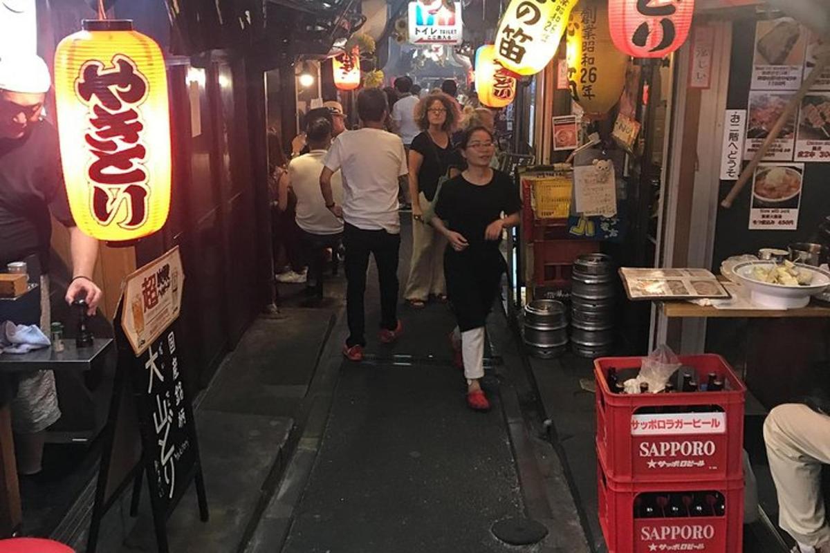 un grup de persones caminant per un carrer estret