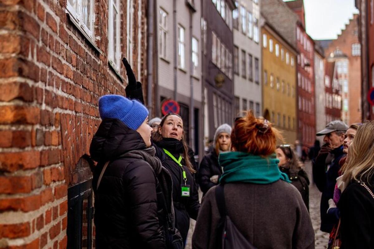 grupp inimesi, kes kõnnivad mööda tänavat