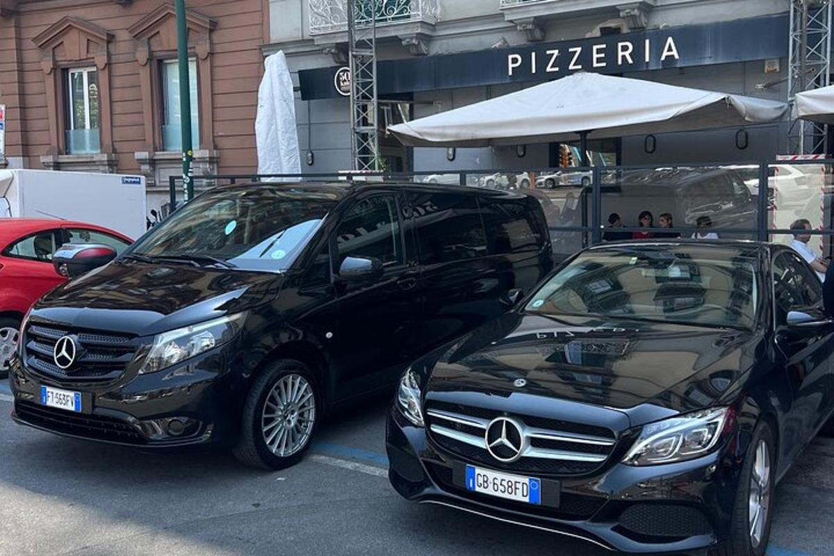 dva automobila parkirana jedan pored drugog na parkiralištu