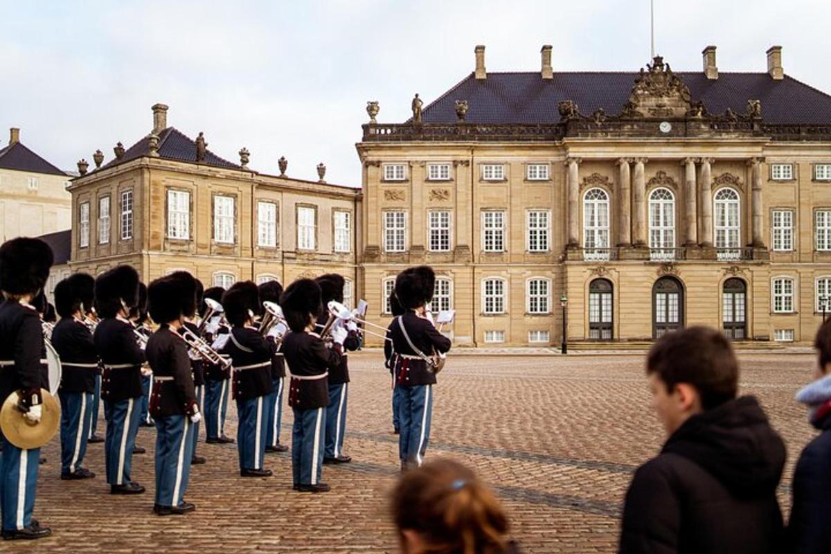une fanfare devant un bâtiment