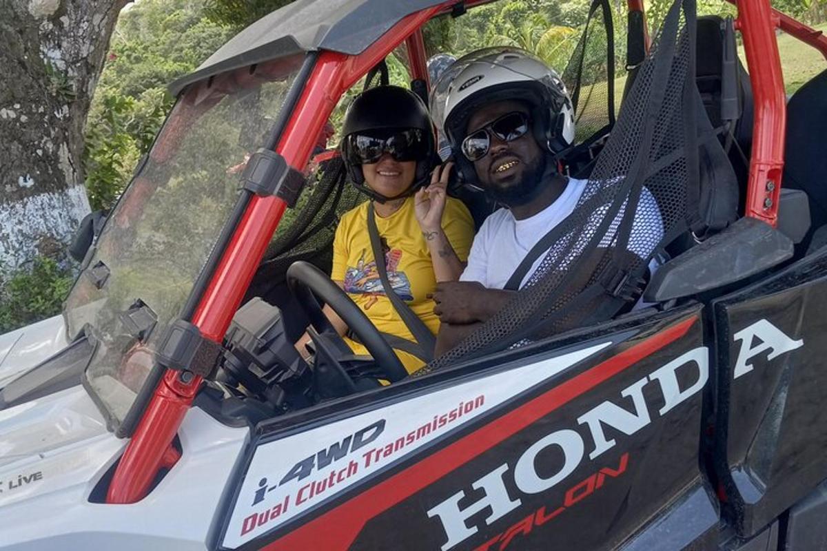um homem e uma mulher sentados em um carrinho de golfe