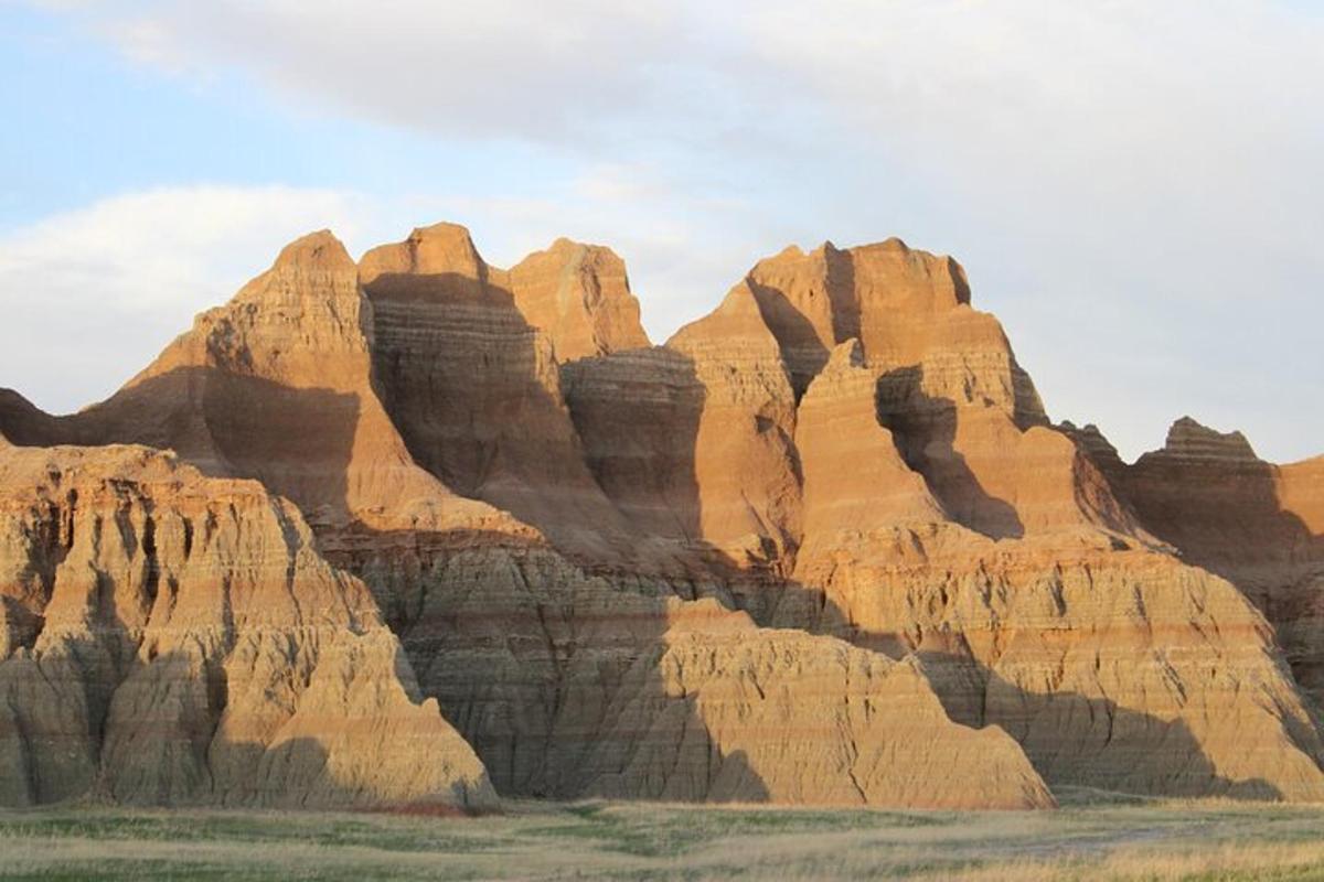 沙漠峡谷与棕色悬崖的景色
