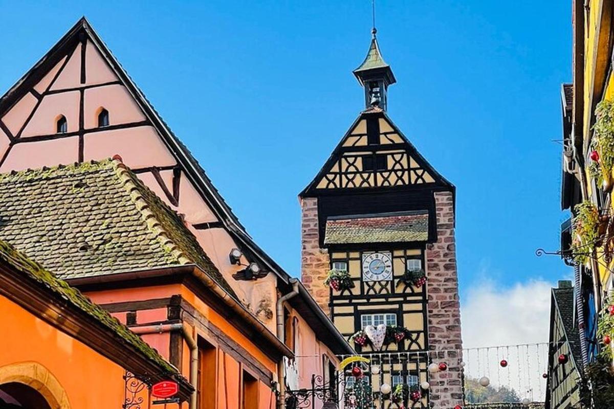 un edificio con una torre con un orologio sopra
