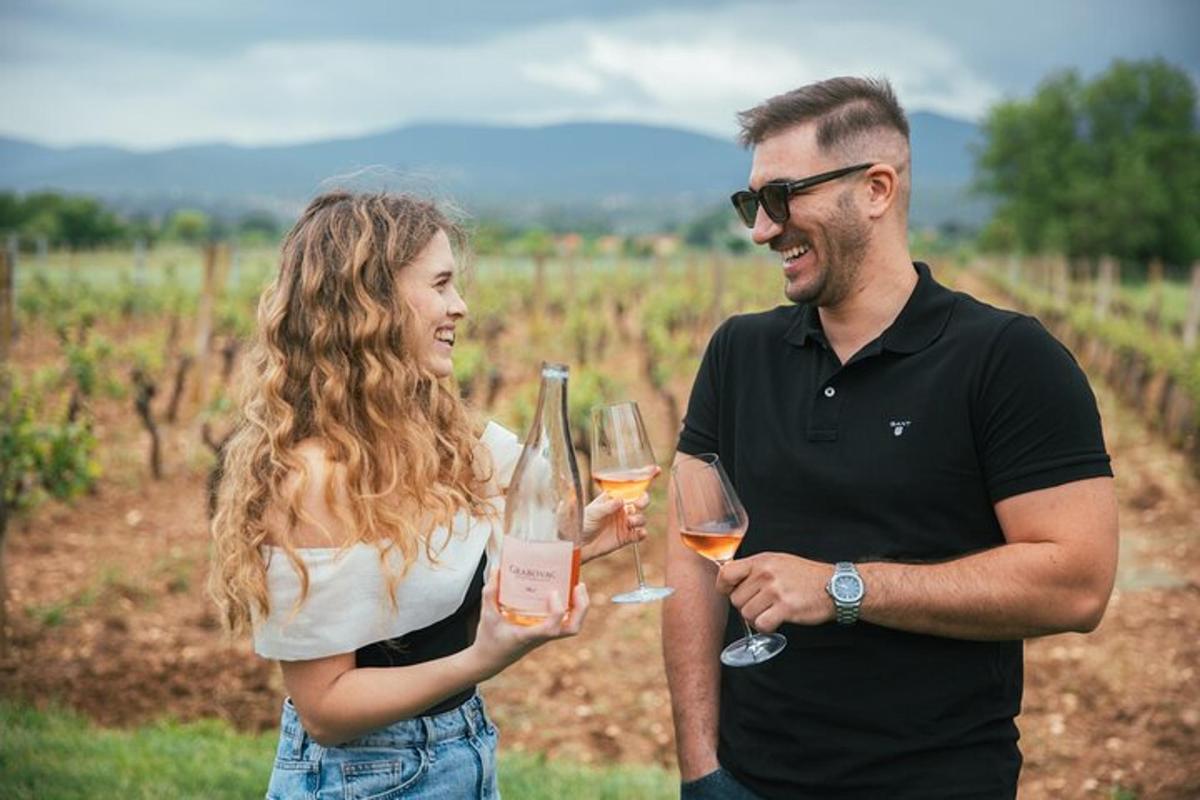 muž a žena držící sklenice vína